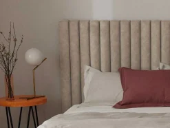 Vente-unique Tweepersoonsbed-Kofferbed En Hoofdeinde Met Verticale Stiksels - 180 X 200 Cm - Stof - Beige - Sarah