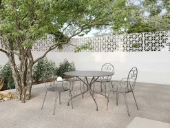 MYLIA Tuinset-Metalen Tuineethoek Met Gietijzeren Stijl: Een Tafel D120 Cm En 4 Opstapelbare Fauteuils - Antraciet - Guermantes Van